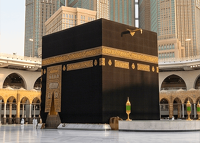 The holy Kaaba in Makkah with a gold-embroidered black Kiswah cover representing 5-star Umrah packages from Pakistan